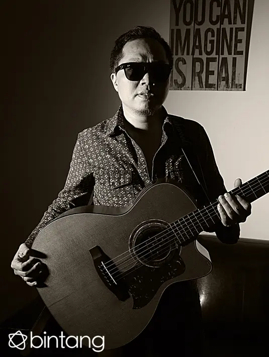 Sejak awal Sandhy Sondoro memang suka menyanyi, namun pertama kali perform di umum saat SMA. Selayaknya anak sekolah, Sandhy suka main bola dan suka berantem, kemudian membuat band saat SMA. (Nurwahyunan/Bintang.com)