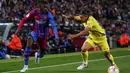 Penyerang Barcelona Ousmane Dembele (kiri) berebut bola dengan bek Cadiz Pacha Espino dalam pekan ke-32 Liga Spanyol di Camp Nou, Selasa dini hari WIB (19/4/2022). Barcelona dipermalukan dari tim papan bawah, Cadiz 0-1. (AP Photo/Joan Monfort)
