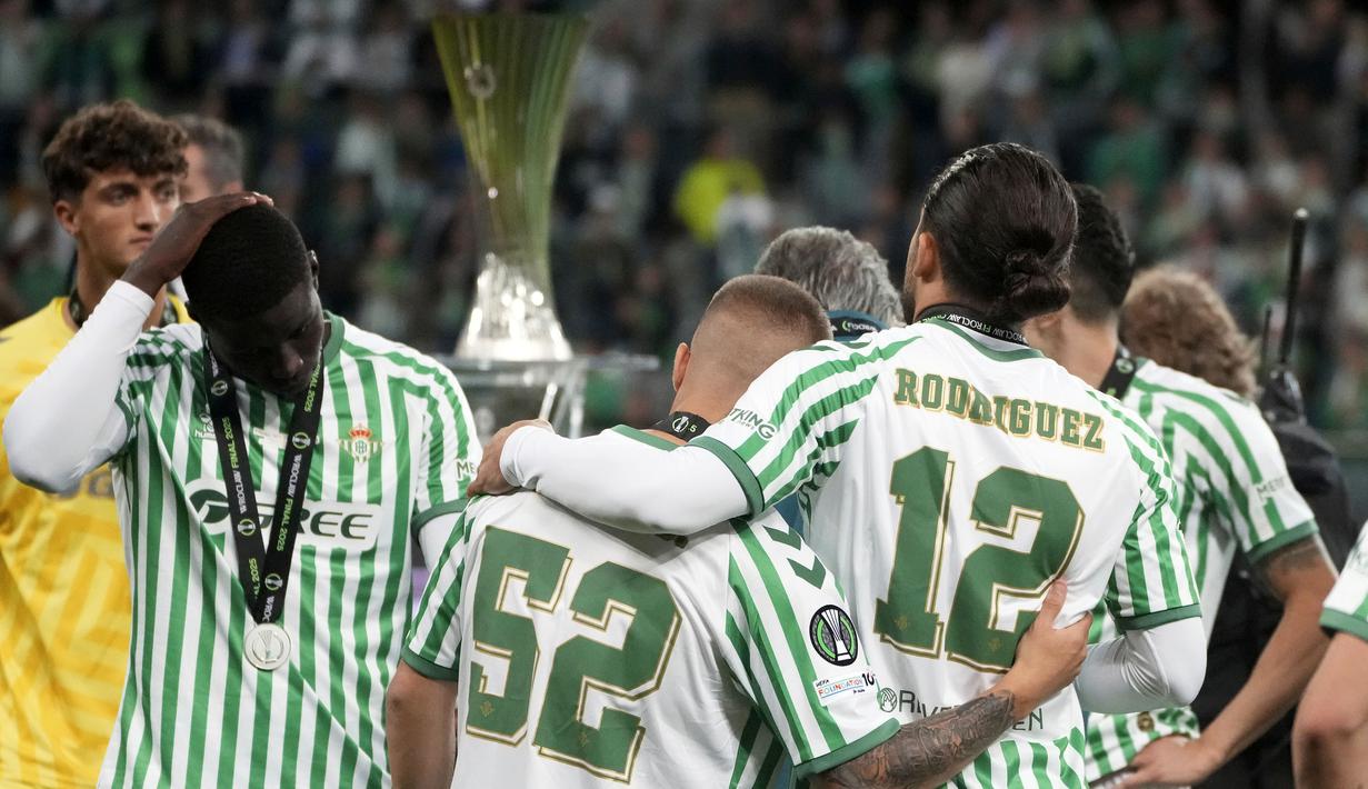 Para pemain Real Betis tertunduk lesu setelah timnya gagal menjuarai UEFA Conference League akibat kalah dari Chelsea dalam laga final yang berlangsung di Tarczynski Arena, Wroclaw, Polandia, Kamis (29/05/2025) dini hari WIB. (AP Photo/Czarek Sokolowski)