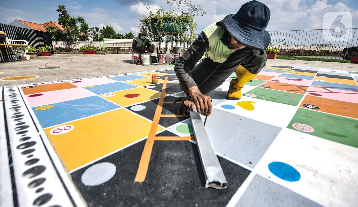 Proses pembuatan arena permainan tradisional di Taman Sungai Kendal, Rorotan, Cilincing, Jakarta Utara, Kamis (27/5/2021). Pembuatan arena bermain seperti ular tangga dan teprok gunung ini upaya mengenalkan kepada anak-anak tentang permainan tradisional sejak dini. (merdeka.com/Iqbal S Nugroho)