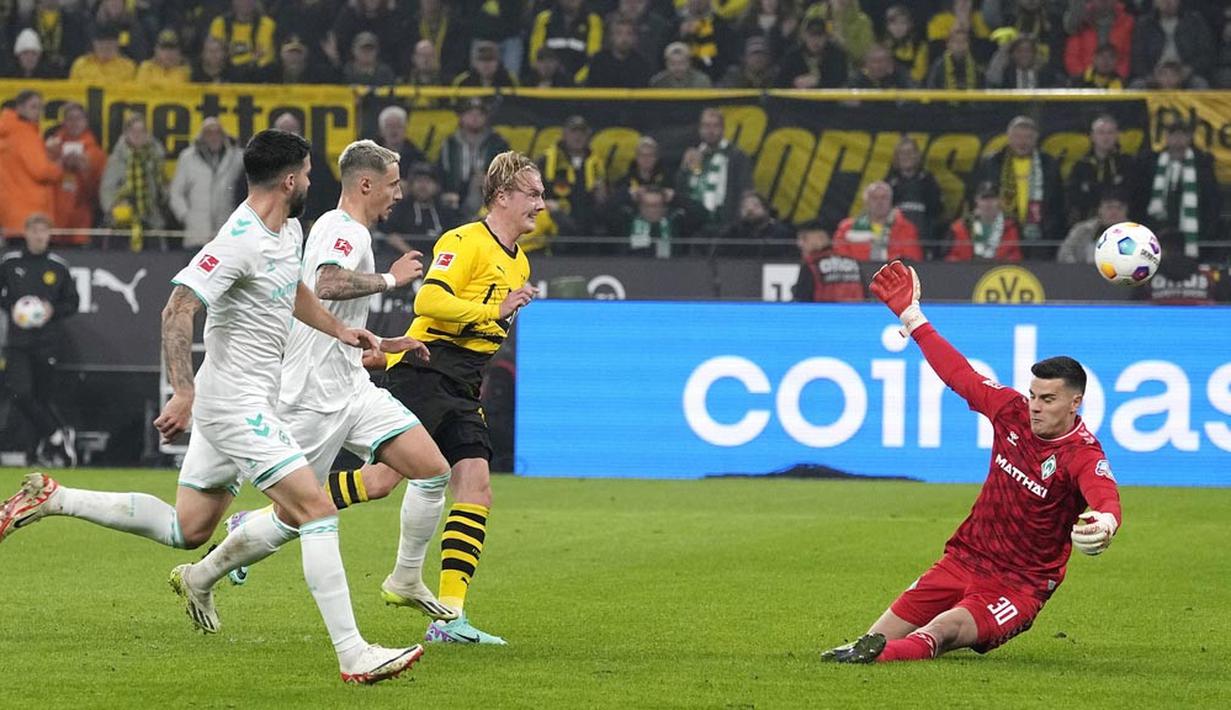 Pemain Borussia Dortmund, Julian Brandt, mencetak gol ke gawang Werder Bremen pada laga Bundesliga di Stadion Signal Iduna Park, Sabtu (21/10/2023). Dortmund sukses mengalahkan Bremen dengan skor tipis 1-0. (AP Photo/Martin Meissner)