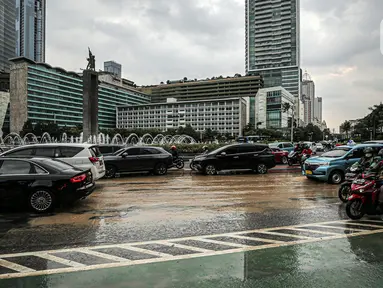 Kondisi lalu lintas saat terjadi genangan air akibat kebocoran saluran pipa air di kawasan Bundaran Hotel Indonesia (HI), Jakarta, Selasa (11/10/2022). Kebocoran pipa air diduga terimbas proyek revitalisasi Halte Bundaran Hotel Indonesia. (Liputan6.com/Faizal Fanani)