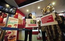 Aksi macan berunjuk rasa di restoran KFC