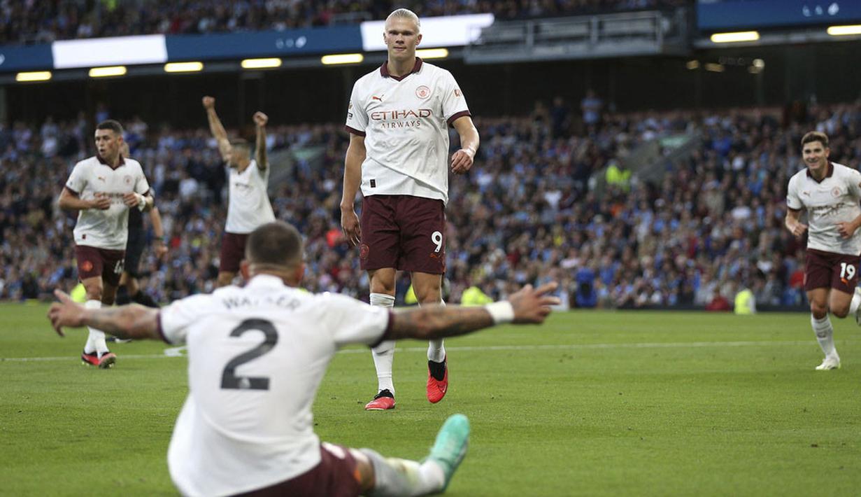 Pemain Manchester City, Erling Haaland, melakukan selebrasi setelah mencetak gol ke gawang Burnley pada laga pekan perdana Premier League di Stadion Turf Moor, Sabtu (12/8/2023). City menang dengan skor 3-0. (Nigel French/PA via AP)