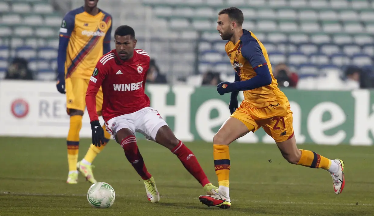 Penyerang AS Roma, Borja Mayoral membawa bola dari kawalan pemain CSKA-Sofia, Geferson pada pertandingan Grup C Liga Europa di Nasional Vassil Levski, Bulgaria, Jumat (10/12/2021). Roma mengamankan tiket ke babak 16 besar setelah mengalahkan CSKA Sofia. (AP Photo/Dessislava Komarova)