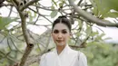 Bridal robe Mikha Tambayong memiliki filosofi yang terinspirasi dari pakaian kesucian biksu 
[@thebridestory]