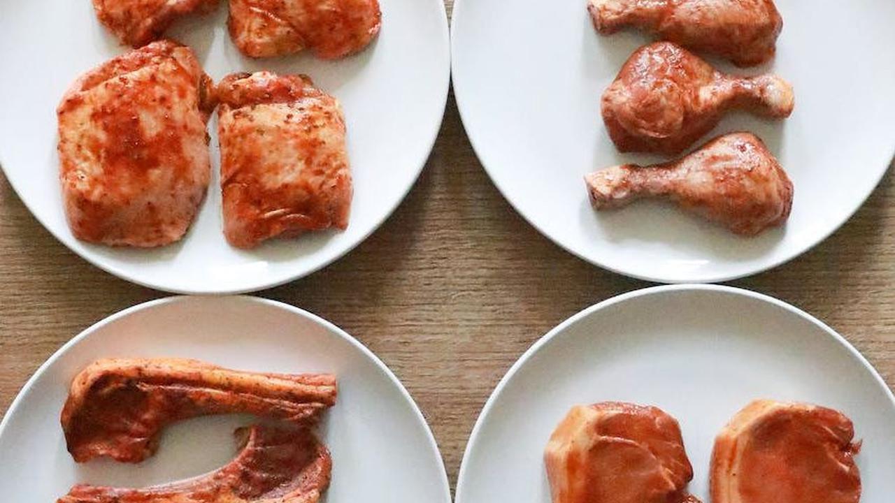 2.&nbsp;Daging Ayam: Cuci bersih ayam, potong sesuai keinginan, dan pisahkan per porsi masak dalam wadah yang berbeda. Anda juga bisa mengungkep ayam dengan bumbu favorit sebelum disimpan di freezer.