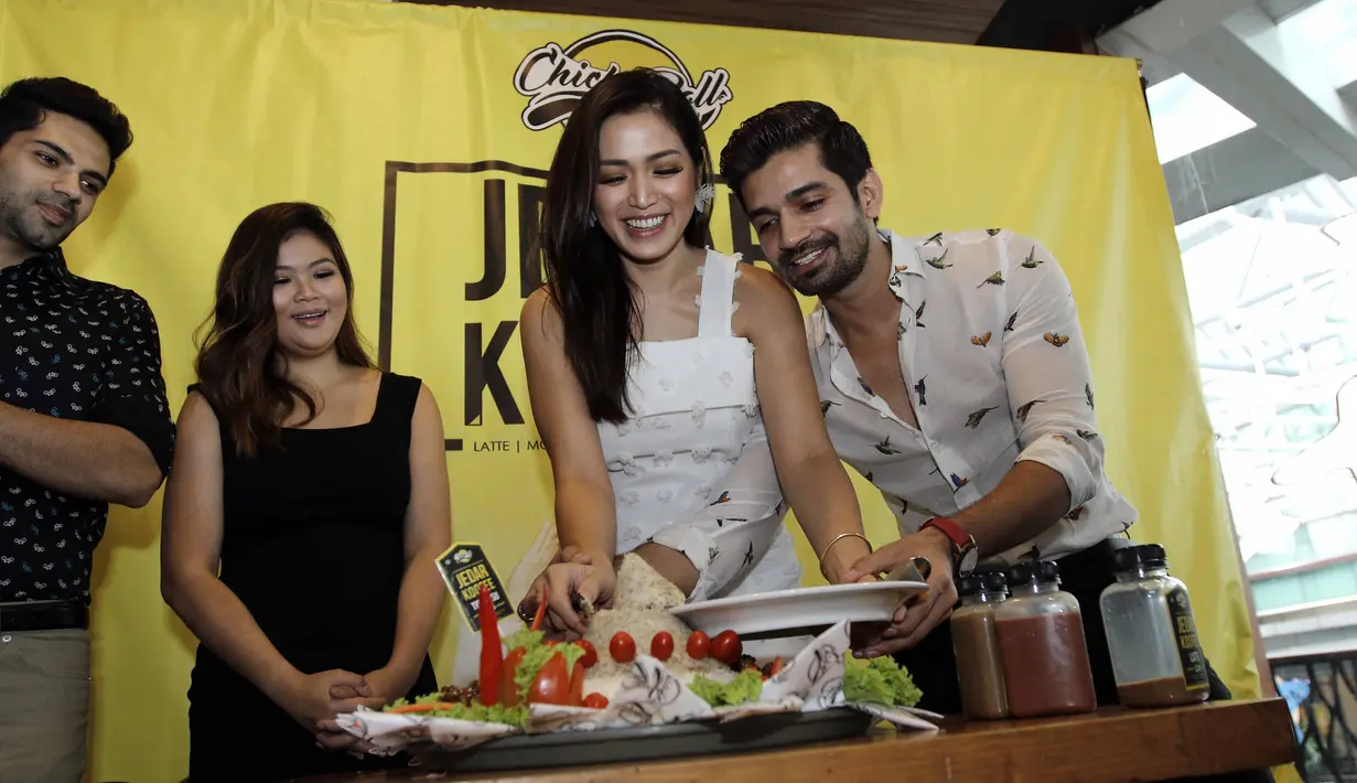 Di kawasan Kemang, Jakarta Selatan, Sabtu (29/7/2017), Jedar mengungkapkan kebahagiaannya karena telah melahirkan bisnis barunya yang bernama Jedar Koofee. Tidak hanya itu, ia juga berterima kasih pada Vishal. (Nurwahyunan/Bintang.com)