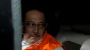 Direktur Keuangan PT Brantas Abipraya, Sudi Wantoko memasuki mobil usai menjalani pemeriksaan KPK, Jakarta, Jumat (1/4). Sudi ditangkap bersama dua orang lainnya dalam Operasi Tangkap Tangan KPK. (Liputan6.com/Helmi Afandi)