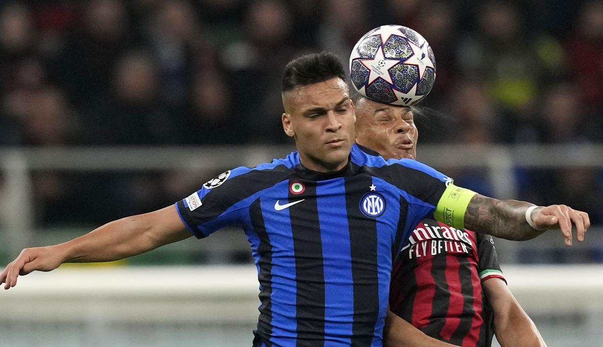 Pemain Inter Milan, Lautaro Martinez (kiri) berebut bola dengan pemain AC Milan, Malick Thiaw pada laga leg pertama semifinal Liga Champions 2022/2023 di San Siro, Milan, Italia, Kamis (11/05/2023) WIB. Laga dimenangkan oleh Nerazzurri dengan skor 2-0. (AP Photo/Antonio Calanni)