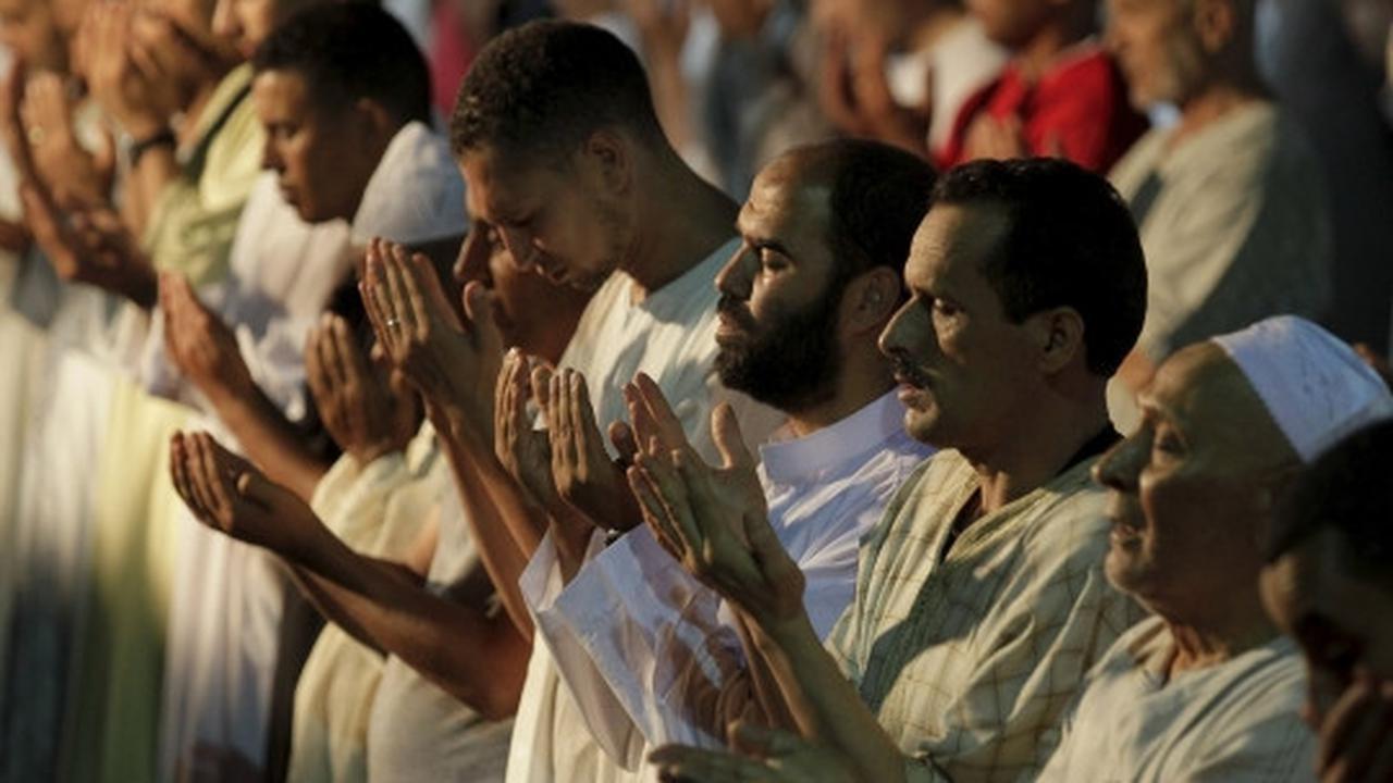 Kekhusyukan muslim Maroko mencari keberkahan malam Lailatul Qadar