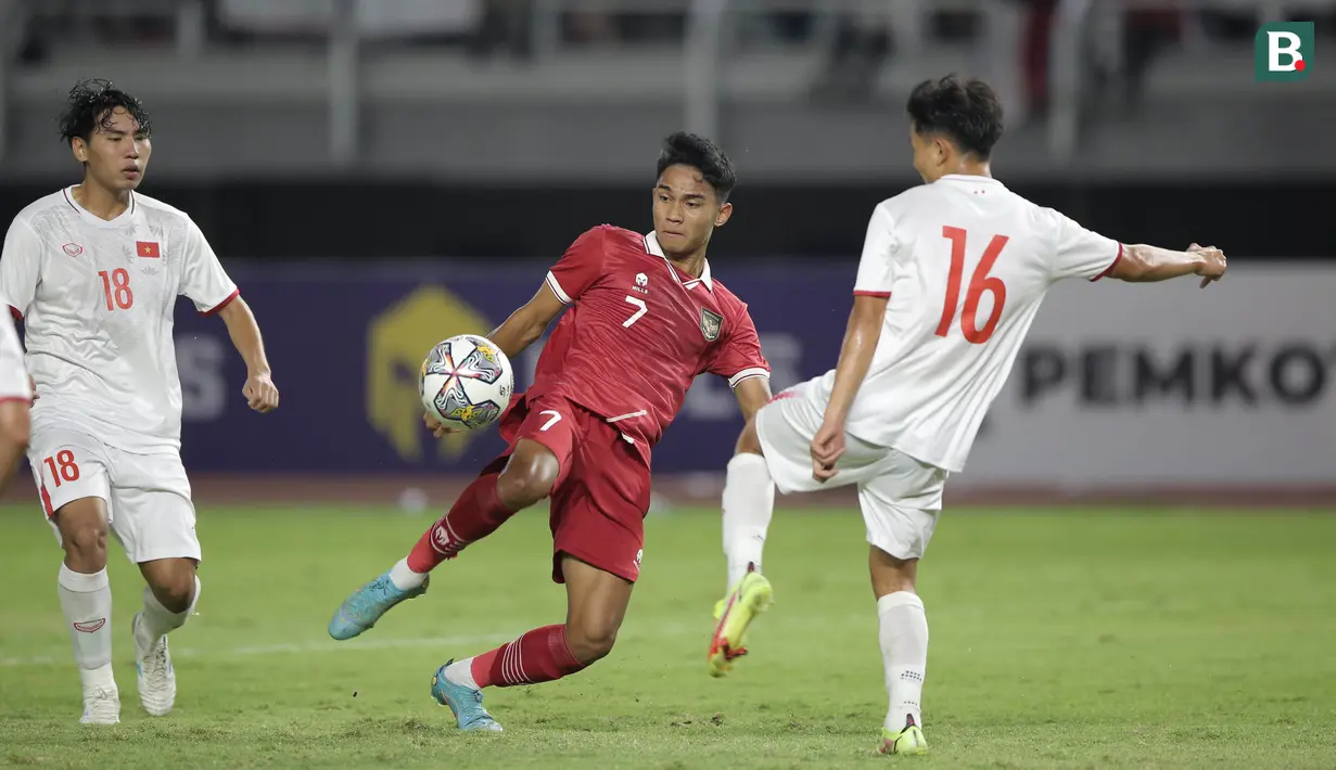 Marselino Ferdinan tampil spartan dan menjadi kunci kemenangan skuad Garuda Muda atas Vietnam. (Bola.com/Ikhwan Yanuar)