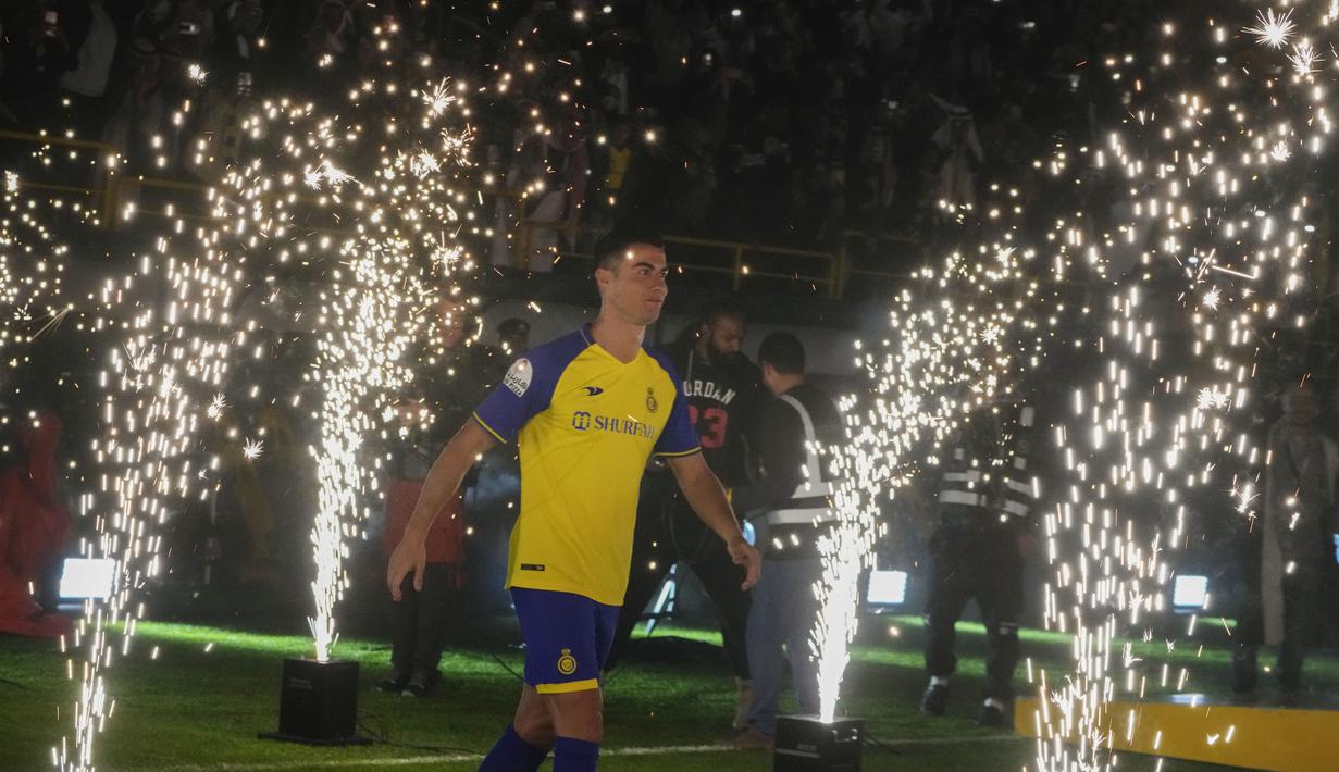 Cristiano Ronaldo berjalan saat resmi diperkenalan sebagai pemain baru klub Al Nassr di Riyadh, Arab Saudi, Selasa (3/1/2023). Ronaldo, yang telah memenangkan lima penghargaan Ballon d'Ors sebagai pemain sepak bola terbaik di dunia dan lima gelar Liga Champions, akan bermain di luar Eropa untuk pertama kalinya dalam karirnya. (AP Photo/Amr Nabil)