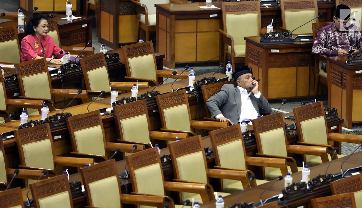 Anggota dewan mengikuti Rapat Paripurna ke-6 DPR masa persidangan I tahun sidang 2019-2020 di Kompleks Parlemen, Senayan, Jakarta, Selasa (3/9/2019). DPR dijadwalkan mengesahkan dua Rancangan Undang-Undang (RUU) yaitu RUU Sumber Daya Air (SDA) dan RUU Pekerja Sosial. (Liputan6.com/JohanTallo)