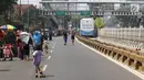 Warga memadati area Car free day (CFD) di Jalan Warung Jati Barat, Jakarta Selatan, Minggu (17/9). Car free day (CFD) kembali digelar untuk yang kedua kalinya di kawasan Mampang Prapatan hingga Pejaten. (Liputan6.com/Immanuel Antonius)