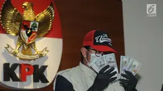 Petugas menunjukkan barang bukti uang sebesar USD 30 ribu hasil OTT kasus dugaan suap kuota impor ikan di Gedung KPK, Jakarta, Selasa (24/09/2019). KPK menetapkan dua tersangka Dirut Perum Perindo, Risyanto Suanda dan penyuap Direktur PT Navy Arsa Sejahtera Mujib Mustoda. (merdeka.com/Dwi Narwoko)