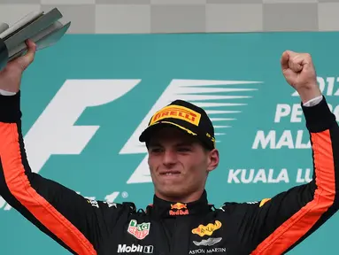 Pembalap Red Bull asal Belanda, Max Verstappen merayakan kemenangan di podium setelah menjuarai Formula 1 Grand Prix Malaysia di Sepang, Minggu (01/10) (AFP PHOTO / MANAN VATSYAYANA)