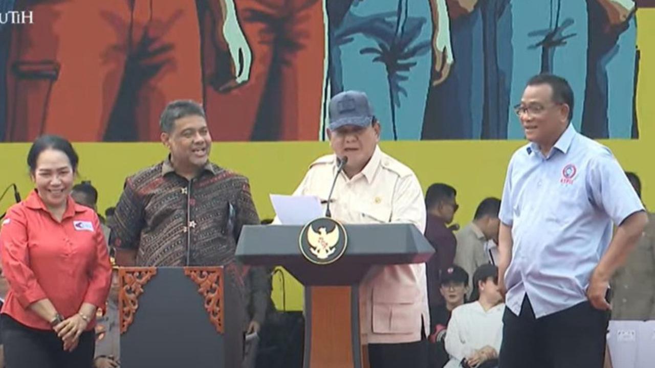 Guyon Prabowo saat Pidato di Hadapan Buruh: Suara Gue Serak Nih, Lo Enggak Kepanasan?