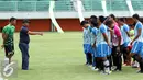 Pelatih Gresik United Hanafi (kedua kiri) memberi arahan latihan uji lapangan jelang laga Piala Presiden 2017 di Stadion Maguwoharjo, Sleman, Jumat (3/2). Gresik United akan berhadapan dengan Mitra Kukar, Sabtu (4/2). (Liputan6.com/Helmi Fithriansyah)