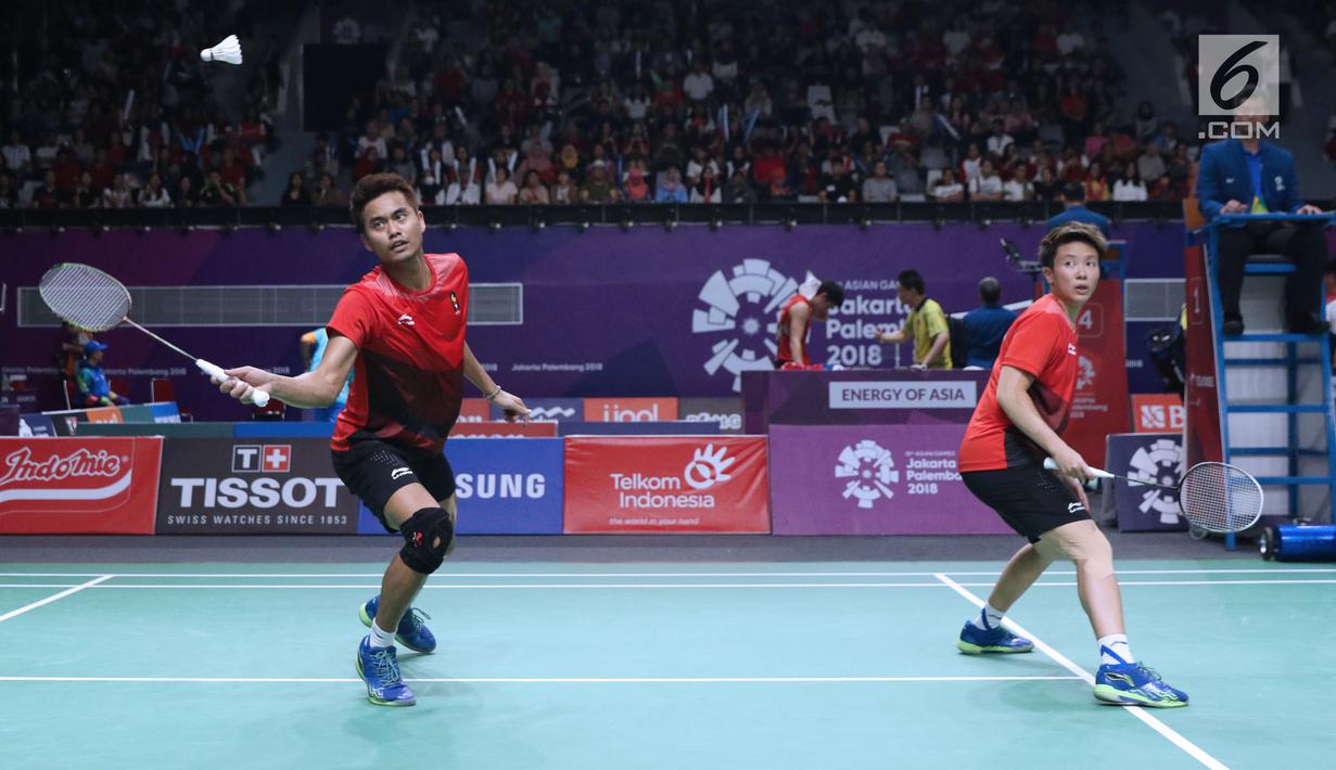 Ganda campuran Indonesia, Tontowi Ahmad/Liliyana Natsir mengembalikan kok ke arah Lee Chun Hei R/Chau Hoi Wah (Hong Kong) di perempat final Bulutangkis Asian Games 2018 di Istora Kompleks GBK, Jakarta, Sabtu (25/8). (Liputan6.com/Helmi Fithriansyah)