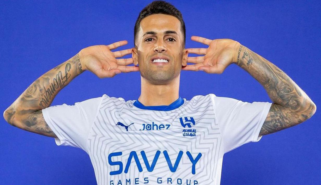 Sempat dipinjamkan selama setengah musim ke Bayern Munchen pada 2022/2023 dan semusim ke Barcelona musim lalu, bek kanan asal Portugal, Joao Cancelo akhirnya memilih hijrah ke klub Saudi Pro League Al Hilal pada awal musim 2024/2025. Ia dilepas Manchester City dengan nilai transfer 25 juta euro (Rp428 miliar). (Instagram/@jpcancelo)