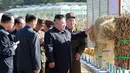 Gambar yang dirilis pada 9 Oktober 2019, pemimpin Korea Utara, Kim Jong-un memeriksa hasil panen saat mengunjungi Pertanian No. 1116 dari KPA Unit 810 di lokasi yang dirahasiakan. Ini merupakan penampilan perdana Kim sejak perundingan nuklir dengan AS tidak mencapai titik temu. (KCNA VIA KNS/AFP)