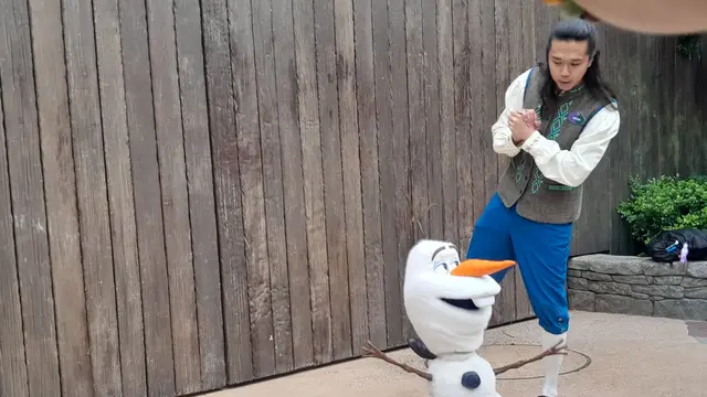 Ayo ajak ngobrol Olaf yang ada di Hong Kong Disneyland yang pakai teknologi canggih sehingga bisa bergerak dan menjawab pertanyaan pengunjung. (Foto: Liputan6.com/Benedikta Desideria)