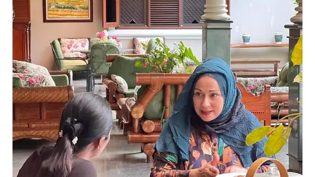5 Potret Teras Semi Terbuka Rumah Camelia Malik, Bernuansa Klasik dan Tropis