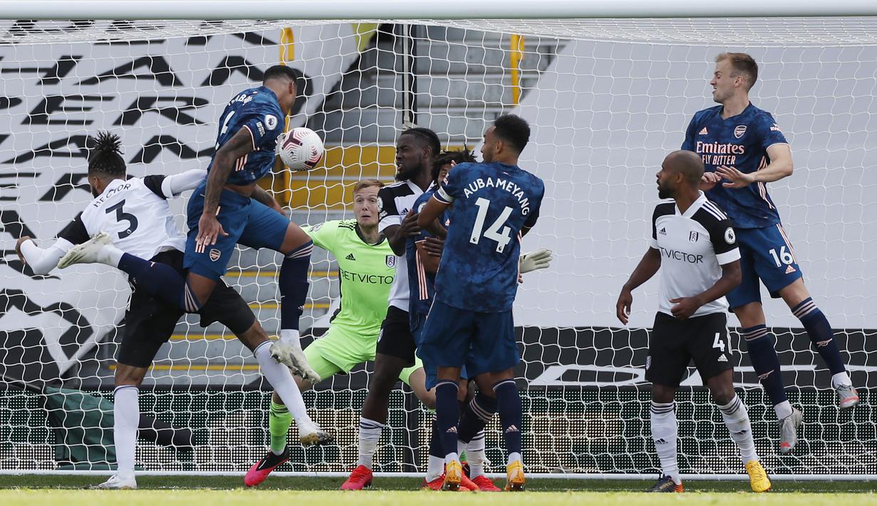Bek Arsenal, Gabriel Magalhaes, berusaha mencetak gol ke gawang Fulham pada laga Liga Inggris di Craven Cottage, London, Sabtu (12/9/2020) malam WIB. Arsenal menang 3-0 atas Fulham. (Paul Childs/Pool via AP)