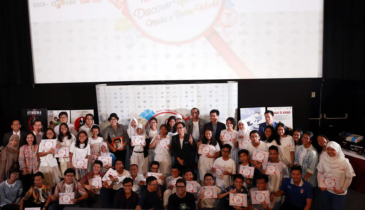 Anak-anak muda di Indonesia memiliki imajinasi yang luar biasa. Inilah peserta Toto's Film Making Class yang berasal dari beberapa SMA di Jakarta. (Wimbarsana/Bintang.com)