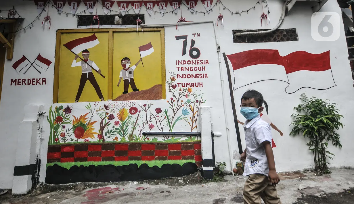 Anak-anak bermain di "Kampung Merdeka" RW 04 Kelurahan Kebon Melati, Tanah Abang, Jakarta, Rabu (11/8/2021). Warga setempat menyulap permukiman padat yang berada di antara gedung bertingkat itu menjadi "Kampung Merdeka". (merdeka.com/Iqbal S Nugroho)