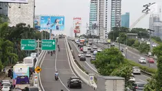 Suasana di Fly over Pancoran, Jakarta, Selasa (16/1). Fly Over Pancoran telah dibuka pada 15 Januari 2018. Kepolisian dan Dinas Bina Marga DKI Jakarta melakukan sebagai upaya mengurangi kemacetan di jalan protokol ibu kota. (Liputan6.com/Angga Yuniar)