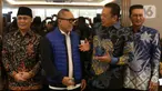 Ketua Umum Partai Amanat Nasional (PAN), Zulkifli Hasan (kedua kanan) berbincang dengan Ketua Majelis Permusyawaratan Rakyat (MPR) Republik Indonesia, Bambang Soesatyo di kantor Dewan Pimpinan Partai (DPP) PAN, Jakarta, Rabu (3/7/2024). (Liputan6.com/Herman Zakharia)