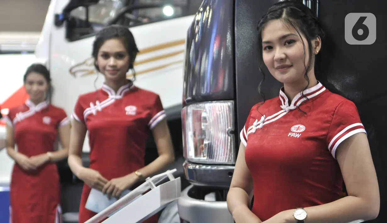 Model berpose di dekat salah satu kendaraan yang dipamerkan dalam GIICOMVEC 2020 di JCC Senayan, Jakarta, Kamis (5/3/2020). Pesona model-model cantik nan seksi ini menjadi salah satu daya tarik pengunjung di GIICOMVEC 2020. (merdeka.com/Iqbal S. Nugroho)