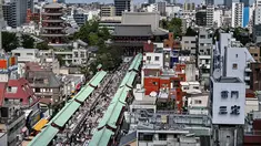 Orang-orang mengunjungi kuil Sensoji (tengah) di distrik Asakusa Tokyo (22/9/2020). Kuil Sensoji merupakan kuil yang didirikan pada abad ke 6.  (AFP/Charly Triballeau)