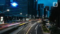 Kondisi lalu lintas di Jalan Jenderal Sudirman, Jakarta, Selasa (29/12/2020). Sejumlah jalan protokol di Jakarta akan ditutup untuk kendaraan dan orang pada malam Tahun Baru 31 Desember 2020. (Liputan6.com/Faizal Fanani)