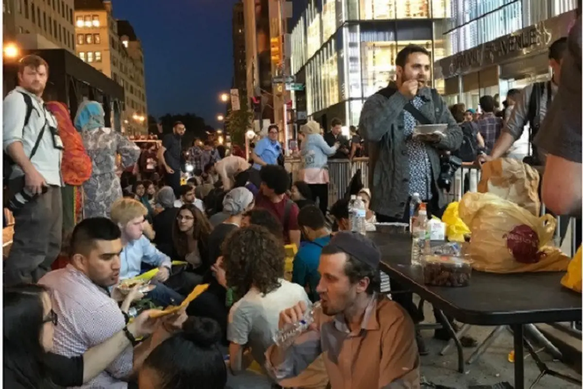 Suasana buka puasa di depan Trump Tower di New York Amerika Serikat (Instagram/@jrhoderick)