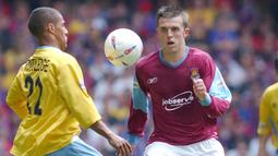 Michael Carrick yang berposisi sebagai gelandang bertahan memulai karier sepak bolanya bersama tim remaja West Ham United pada tahun 1997. Sebelum masuk tim utama senior pada 2000/2001, ia sempat dipinjamkan ke Swindown Town dan Birmingham City pada 1999/2000. (AFP/Martin Hayhow)
