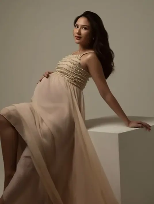 Ada juga penampilan Jessica Mila mengenakan sebuah dress dengan detail manis di bagian top dan bagian rok yang semi transparan. [Foto: Instagram/jscmila]