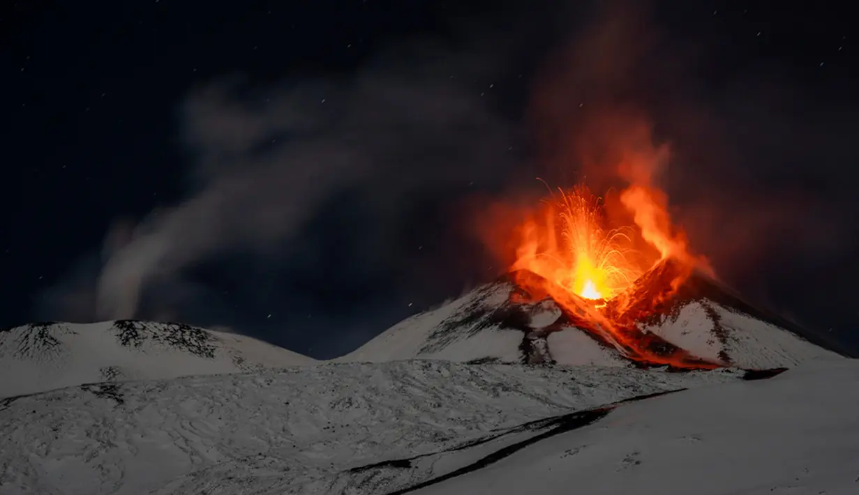 Dikutip dari Reuters, Institut Nasional Geofisika dan Vulkanologi dari Observatorium Etna telah mengeluarkan peringatan penerbangan. (AP Photo/Etnawalk, Giuseppe Di Stefano)