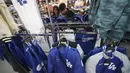 Para pelanggan berbelanja barang-barang yang berkaitan dengan Shohei Ohtani dari Los Angeles Dodgers di sebuah toko perlengkapan olahraga, "SELECTION," di distrik Shinjuku, Tokyo, Rabu, 13 Desember 2023. (AP Photo/Eugene Hoshiko)