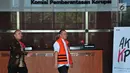 Dirut PT Aquamarin Divindo Inspection Yunus Nafik bersiap menjalani pemeriksaan di KPK, Jakarta, Jumat (8/9). Yunus diperiksa terkait penanganan perkara perdata tentang wanprestasi antara PT EJFS sebagai penggugat dan PT ADI. (Liputan6.com/Helmi Afandi)
