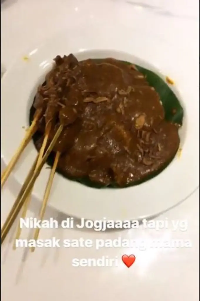 Whulandary Herman tetap hidangkan makanan khas Padang (Foto: Instagram)