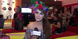 Anita Hara hadir di Jakarta Fashion Week 2016 dengan tampilan yang unik dan segar. Ia menggunakan motif batik dengan balutan border unik yang mempercantik penampilannya di acara fashion tersebut.