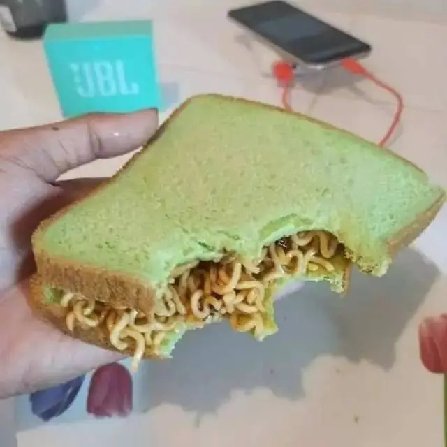 10 Potret Nyeleneh Cara Orang Makan Mi Ini Bikin Heran