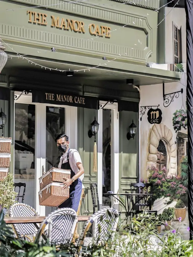 Makan dan Ngopi Cantik Sambil Piknik di Taman Kafe ala Eropa di Sudut Depok