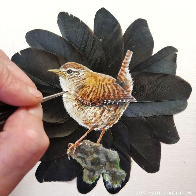 6 Potret Lukisan di Bulu Burung Ini Unik, Gambarkan Hewan dengan Detail