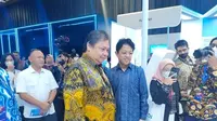 Joji Yamamoto, Presiden Direktur NEC Indonesia mendampingi Bapak Menteri Koordinator Bidang Perekonomian Airlangga Hartarto menyaksikan peragaan NEC Face Recognition untuk e-KYC di acara FEKDI 2023