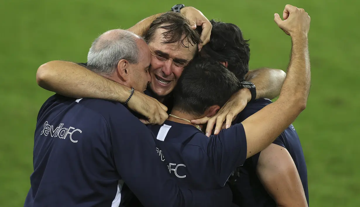 Pelatih Sevilla, Julen Lopetegui, merayakan kemenangan timnya atas Inter Milan pada final Liga Europa 2019/2020 di Stadion RheinEenergie, Sabtu (22/8/2020) dini hari WIB. Sevilla menang 3-2 atas Inter Milan. (AFP/Friedemann Vogel/pool)