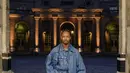 Lamar Johnson hadir dengan denim yang sempurna dan tampil memukau. Denim on denim menjadi kunci gaya yang tak lekang oleh waktu. [Foto: Valentino]